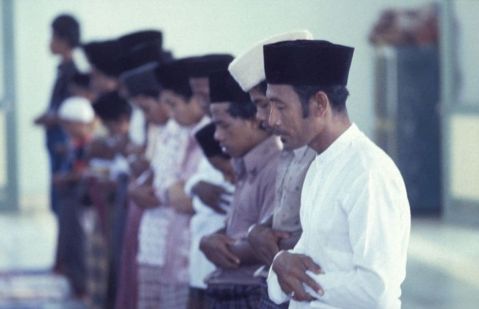 COLLECTIE_TROPENMUSEUM_Moslimmannen_tijdens_het_gebed_op_vrijdag_in_de_moskee_Tulehu_TMnr_20017952